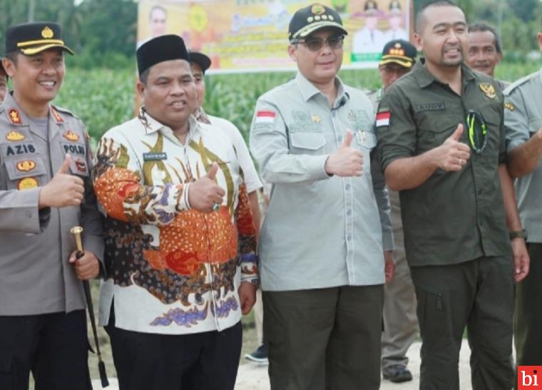 Bupati Padang Pariaman Suhatri Bur bersama dengan Wakil Gubernur Sumatera Barat Audy Joinaldy beserta jajarannya menyambut kedatangan Wakil Menteri Pertanian (Wamentan) RI Harvick Nurul Qolbi di Nagari Pakandangan Kecamatan Enam Lingkung, pada Kamis (23/02/2023). ist