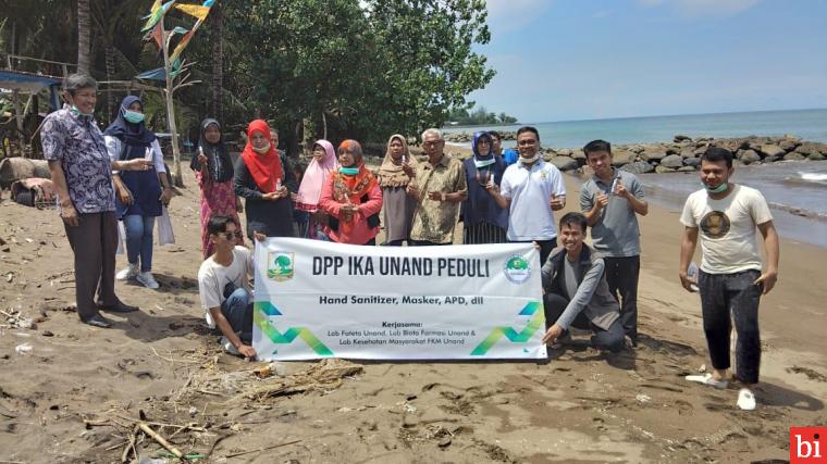 IKA Unand Peduli bagikan Hand Sanitizer pada warga nelayan di Pasie Labor Air Tawar Padang, Rabu 25/3 (foto: dok/ikaunand)