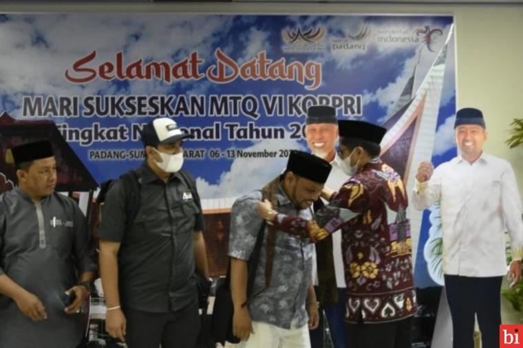 Sekretaris DPRD Provinsi Sumatera Barat (Sumbar) Raflis menyambut kedatangan kontingen Musabaqah Tilawatil Qur'an (MTQ) Daerah Istimewa Nangroe Aceh Darusalam, Sabtu (5/11) di Bandara Internasional Minangkabau (BIM). IST