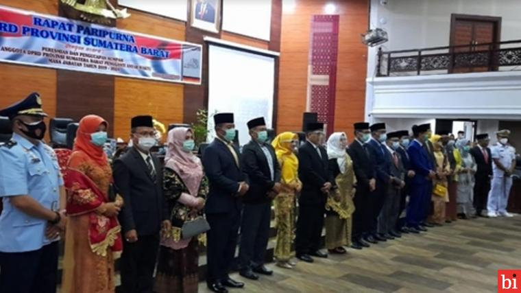 Dewan Perwakilan Rakyat Daerah (DPRD) Provinsi Sumatera Barat (Sumbar) menggelar Rapat Paripurna dalam rangka pengucapan sumpah / janji anggota DPRD Sumbar Pengganti Antar Waktu (PAW) masa jabatan Tahun 2019 - 2024 pada, Selasa malam, 8 Desember 2020 di ruang sidang utama kantor DPRD Sumbar.
