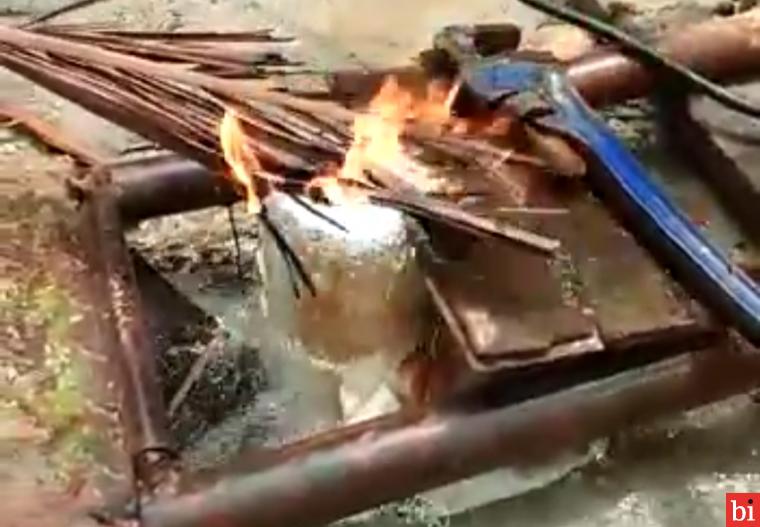 Pengeboran sumur air bersih di Kampung Ampalu, Nagari Sungai Tunu, Kecamatan Ranah Pesisir, Semburkan Gas dan Api, Minggu (23/8). foto. Epi
