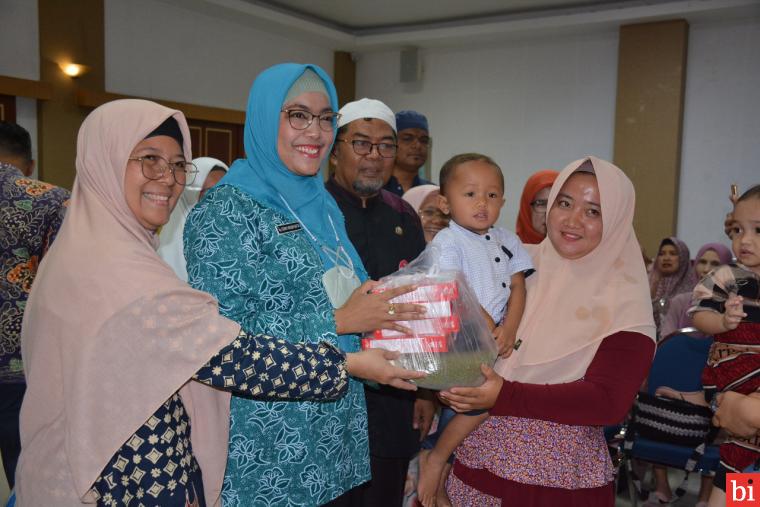 PT Semen Padang kembali menyerahkan paket bantuan makanan tambahan untuk bayi stunting berusia di bawah 2 tahun (Baduta) yang tersebar di ring 1 perusahaan yang meliputi tiga kecamatan di Kota Padang, yaitu Lubuk Kilangan, Pauh, dan Lubuk Begalung. IST