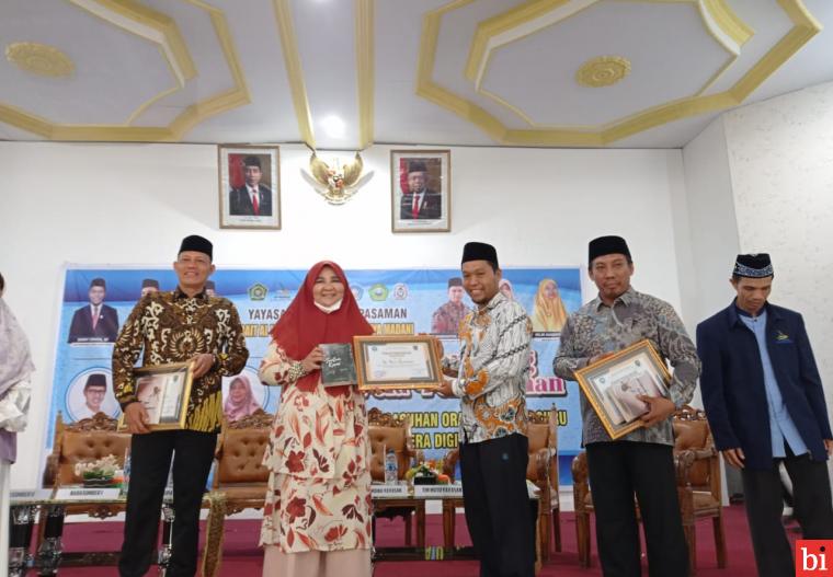 Anggota DPR  RI asal Sumatera Barat, Hj. Nevi Zuairina   pada seminar di Pasaman. IST