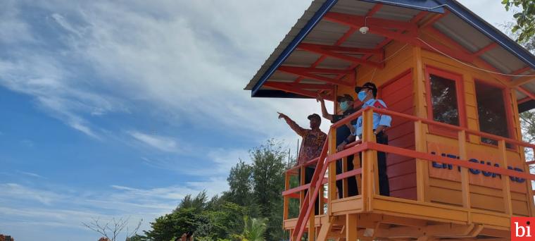 Walikota Pariaman Genius Umar bersama Kepala Dinas PU Pariaman dihadapan Gubernur Sumatera Barat Irwan Prayitno bersama rombongan di Pantai Gandoriah Pariaman, Sabtu (20/6/2020).