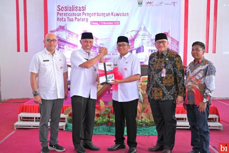 Gubernur Sumatera Barat (Sumbar), Mahyeldi Ansharullah, menyerahkan Masterplan Kota Tua Padang kepada Wali Kota (Wako) Padang, Hendri Septa, sebagai bahan pedoman dalam pengembangan kawasan tersebut sebagai kawasan wisata berkelas internasional di Sumbar. IST