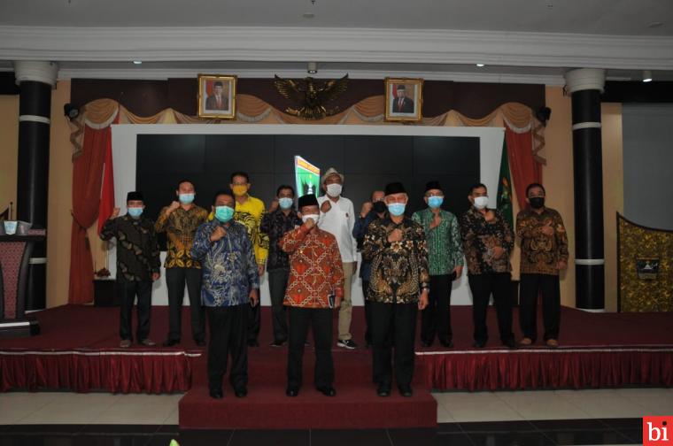 Pj Gubernur Sumatera Barat (Sumbar) Hamdani adakan ramah tamah dan silaturahmi dengan makan malam bersama Penyelenggaraan Pemilu bersama KPU, Bawaslu, Pimpinan Partai Politik di Auditorium Gubernuran, Minggu (21/2/2021).