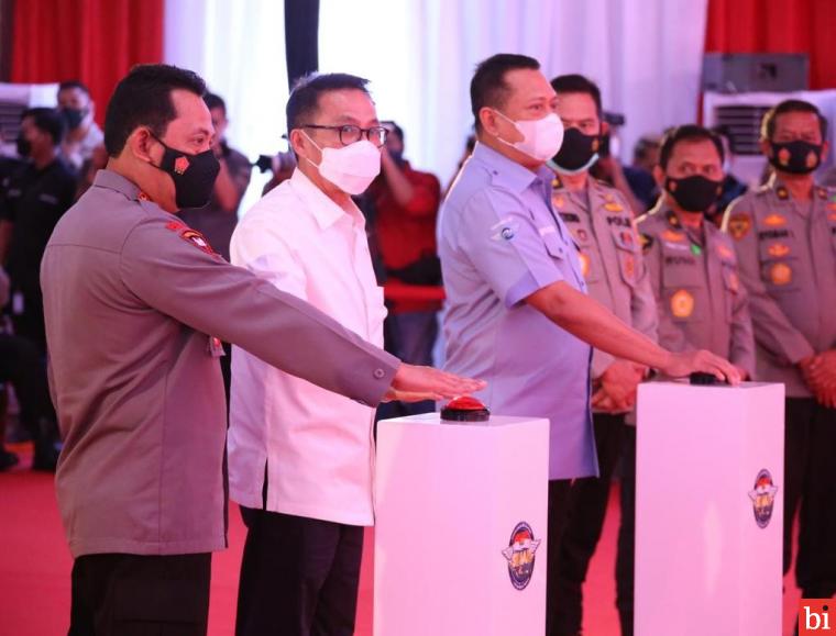 Kapolri, Jenderal Polisi Listyo Sigit Prabowo, meresmikan aplikasi SIM Presisi Nasional (SINAR). Kehadiran aplikasi SIM online ini perwujudan dari janjinya saat fit and proper test dengan melaksanakan transformasi Presisi yakni kelembagaan, operasional, pelayanan publik dan pengawasan. IST