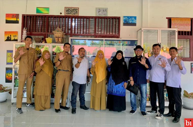 Tim Monev Komisi Informasi Sumbar dipimpin Arif Yumardi memulai verifikasi faktual perdana di SMA Negeri 5 Pariaman. IST