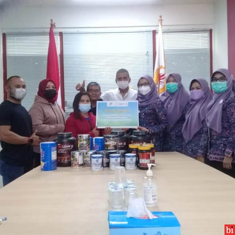 Yayasan Semen Padang (YSP) melalui Semen Padang Hospital (SPH) menyerahkan donasi berupa suplemen untuk atlet angkat berat kepada Komite Olahraga Nasional Indonesia (KONI) Sumatera Barat, Jumat (27/8/2021). IST/HUMAS