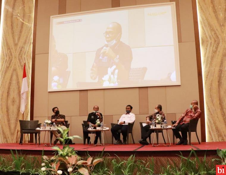 HM Nurnas, Anggota DPRD Sumbar saat menjadi pembicara pada diskusi bertemakan Konektivitas Ekonomi Melalui Jalan Tol Sumbar-Riau yang digelar Jaringan Pemred Sumbar (JPS), Kamis 25/2 di Hotel Grandzuri Padang.