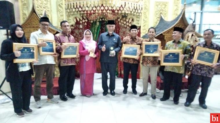 Provinsi Sumatera Barat menyabet sembilan dari sepuluh penghargaan pada Anugerah Adinata Syariah 2023 yang digelar Komite Nasional Ekonomi dan Keuangan Syariah (KNEKS) di The Tower BSI, Jakarta Selatan, Jumat (26/5/2023). iST