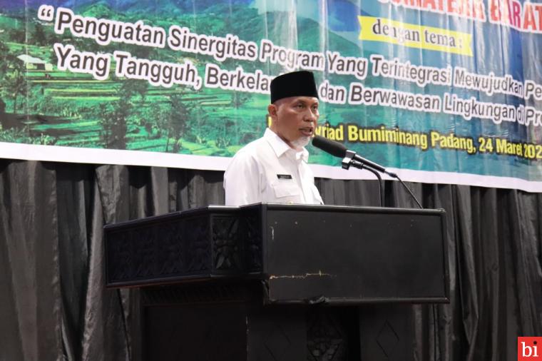 Gubernur Sumbar Mahyeldi Ansharullah saat membuka Acara Rapat Koordinasi Pemerintah Provinsi dengan Pemerintah Kabupaten/Kota Se-Sumatera Barat