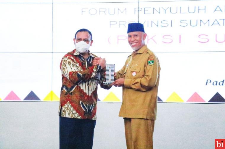 Gubernur Sumatera Barat, Mahyeldi, bersama Ketua KPK dalam Rapat Koordinasi Program Pemberantasan Korupsi Terintegrasi Se-Provinsi Sumbar Tahun 2022, di Auditorium Gubernuran, Pada selasa (21/6/2022). IST