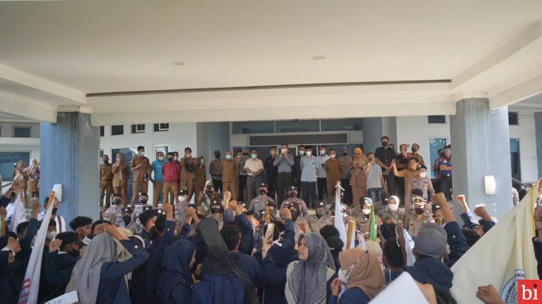 Aksi damai massa mahasiswa di depan Kantor DPRD Kabupaten Limapuluh Kota pada Senin pagi (11/04/2022) berlangsung kondusif.  IST