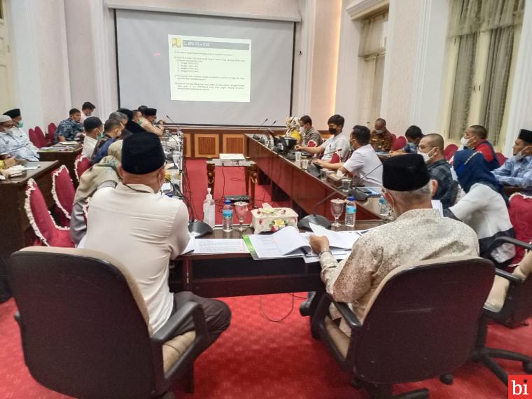 Gubernur Sumatera Barat Mahyeldi Ansharullah dalam rapat pembahasan penanganan permasalahan dan penertiban aktivitas pertambangan di lokasi ruas jalan Lubuk Selasih - Surian, di ruang rapat Istana Gubernur, Minggu pagi (30/5/2021).