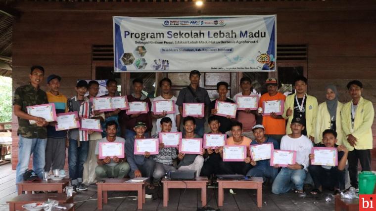 Mahasiswa Universitas Negeri Padang (UNP) yang tergabung dalam tim Program Kreativitas Mahasiswa bidang Pengabdian Masyarakat (PKM-PM) meluncurkan program  Sekolah Lebah Madu di Mentawai. IST