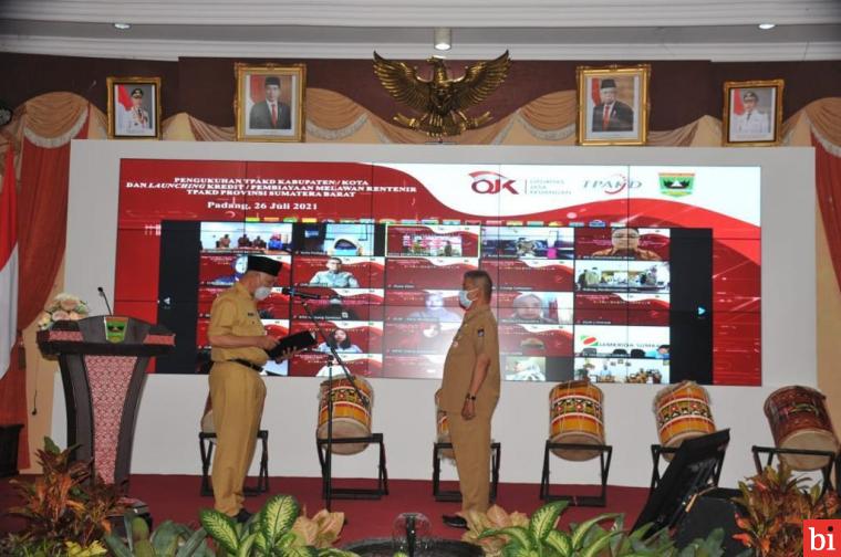 pengukuhan TPAKD 18 kabupaten dan kota se-Sumatera Barat, Senin (26/7/2021). Pengukuhan oleh Gubernur Sumatera Barat Mahyeldi selaku Ketua Tim Pengarah TPKAD Provinsi juga berlangsung secara virtual.