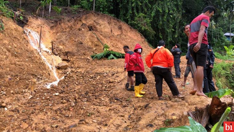 Tim TRC Semen Padang berada di kawasan banjir di Padang Selatan, Kamis (10/9). foto. hms SP