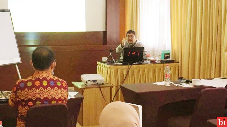 Prof Indra Bastian dari Pusat Studi Kebudayaan UGM ketika memberikan materi pada pelatihan mediator tentang Administrasi Publik, Rabu (2/12).