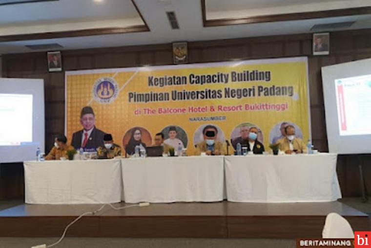 Universitas Negeri Padang (UNP) menyelenggarakan kegiatan pengembangan kapasitas pimpinan yang berlangsung di Bukittinggi selama tiga hari (26-28/12/2021). IST
