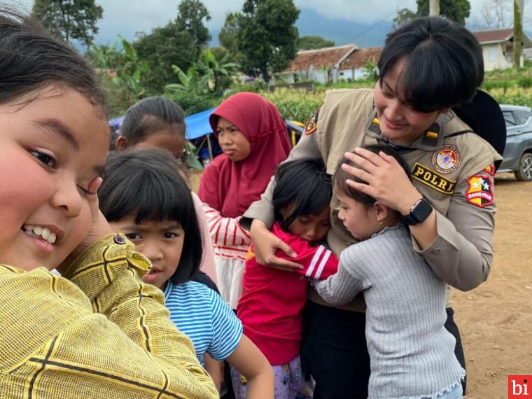 Kepolisian Republik Indonesia (Polri) terus turun dalam penanganan bencana alam gempa bumi di Cianjur, Jawa Barat. Selain membantu melakukan evakuasi dan pendistribusian bantuan untuk korban, Polri juga menggelar trauma healing bagi para pengungsi. IST