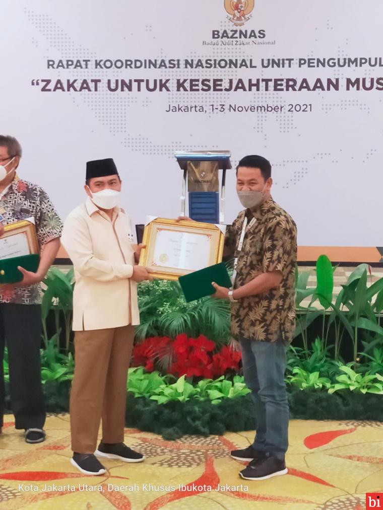 Wakil Ketua UPZ Baznas Semen Padang Rinold Thamrin (kanan) ketika menerima penghargaan Baznas RI. IST