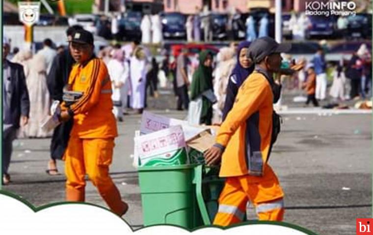 Usai pelaksanaan Salat Idulfitri 1445 Hijriah di Lapangan Bancalaweh, Tim Oranye dari Dinas Perkim LH langsung beraksi membersihkan semua sampah yang bertebaran di sekitar lapangan tersebut, Rabu (10/4). IST