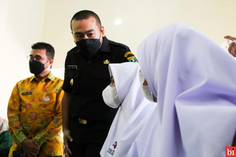 Wakil Gubernur Sumatera Barat, Audy Joinaldy, mengatakan Pemerintah bersama stakeholder terkait terus menggenjot percepatan vaksinasi, termasuk bagi siswa SMA/SMK dan SLB se-Sumbar, agar masyarakat terhindar dari paparan Covid-19. IST