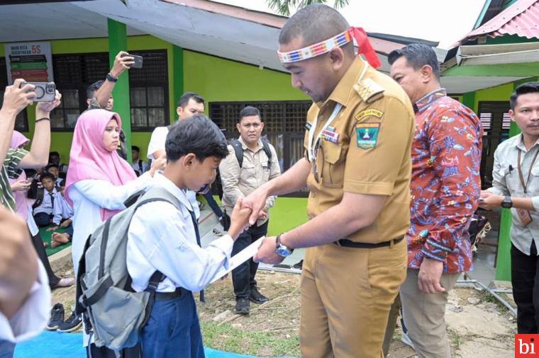 Wakil Gubernur Sumatera Barat (Wagub Sumbar), Audy Joinaldy, menyerahkan langsung bantuan Program Indonesia Pintar (PIP) dari Bank Mandiri untuk 10 pelajar di Madrasah Tsanawiyah Negeri (MTsN) 1 Kepulauan Mentawai, Senin, (13/11/2023). IST