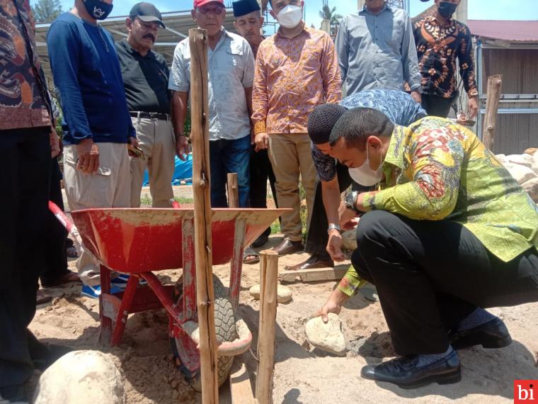 Wakil Gubernur Sumatera Barat, Audy Joinaldy melakukan peletakan batu pertama pembangunan 