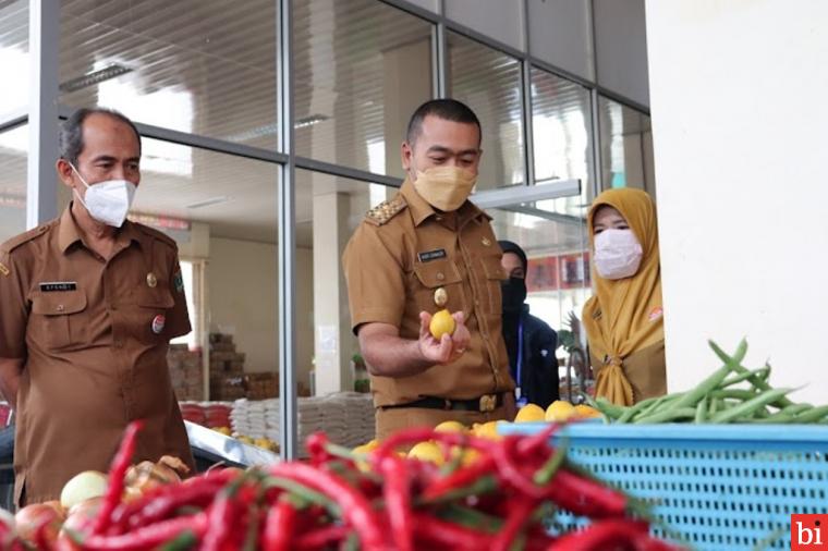 Wagub Sumbar Audy Joinaldy meninjau Toko Tani Indonesia Centre (TTIC), di Jalan By Pass, Aia Pacah Kota Padang, memastikan stok pangan di Sumbar khusus di tengah pandemi virus corona aman. IST