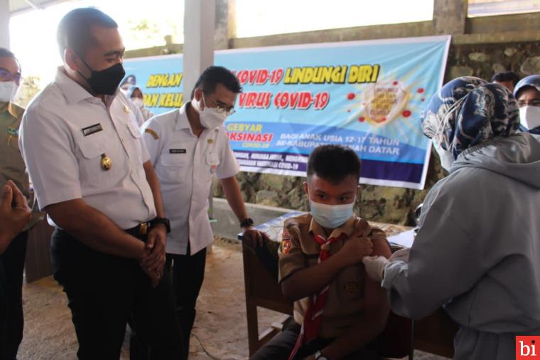 Wagub, Audy Joinaldy, saat meninjau vaksinasi di SMA N 3 Tanah Datar, Rabu(15/09/2021). IST/ADPIM