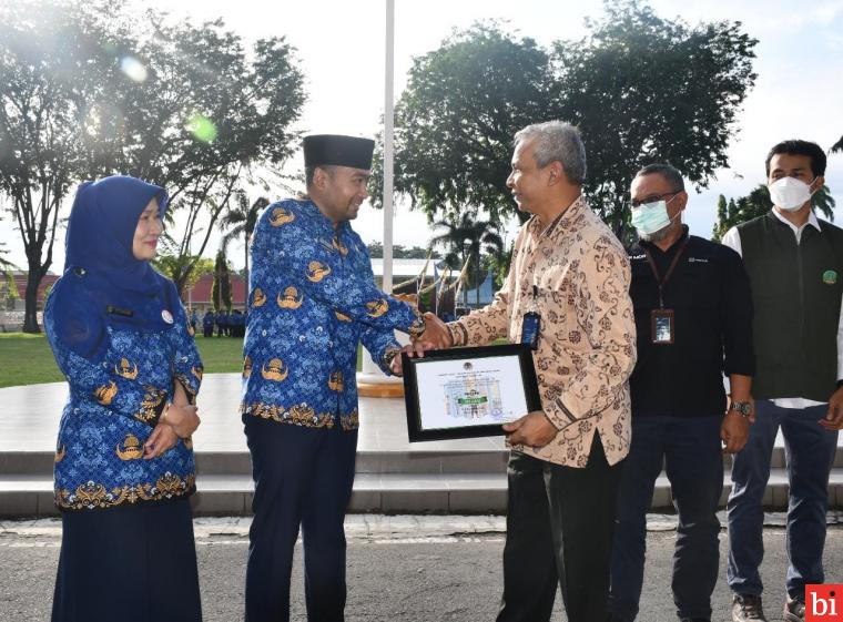 Wakil Gubernur Sumbar, Audy Joynaldi, menyerahkan piagam PROPER Hijau tahun 2021 yang diraih PT Semen Padang dari Kementerian Lingkungan Hidup dan Kehutanan (Kemen LHK), Jumat (17/6/2022) pagi. IST