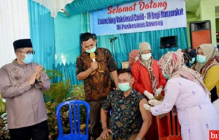 Wakil Wali Kota Padang Hendri Septa secara resmi melaunching pelaksanaan vaksinasi Covid-19 bagi lansia dan aparat pelayan publik di Kota Padang dilakukan di Puskesmas Rawang, Kecamatan Padang Selatan, Minggu pagi (28/2/2021).