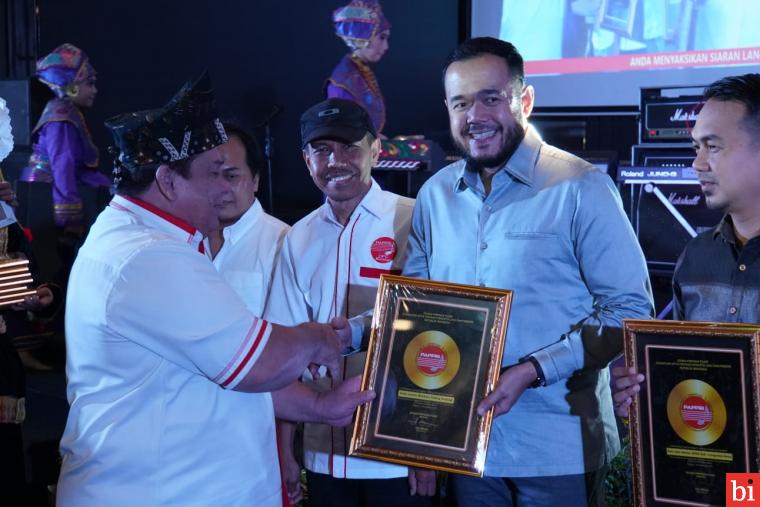 Sebagai pelaku dan pemerhati yang peduli seni budaya di Sumatera Barat, Wali Kota, H. Fadly Amran, BBA Datuak Paduko Malano terima penghargaan dari Dewan Pimpinan Pusat Persatuan Artis Penyanyi, Pencipta Lagu dan Pemusik Republik Indonesia (DPP PAPPRI). IST