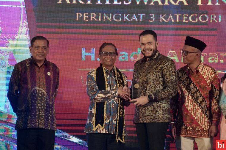 Fadly Amran , Walikota Padang Panjang menjadi satu-satunya kepala daerah yang meraih penghargaan Anugerah Tinarbuka,  Rabu (17/5) di Hotel Libersa, Kampar Riau. IST