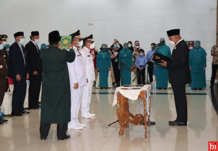 Gubernur Sumatera Barat (Sumbar) Mahyeldi Ansharullah resmi melantik Hendri Septa sebagai Walikota Padang dan bersamaan Pelantikan Penjabat (Pj) Bupati Solok Heri Nofiardi di Auditorium Gubernuran Sumbar, Rabu (7/4/2021).