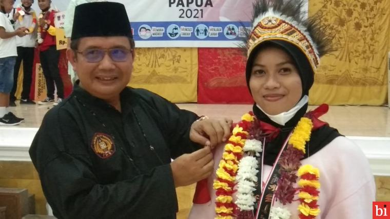 Buya Zulhardi Latif menyerahkan pin emas kepada Winda atlet IPSI Padang yang berhasil meraih medali emas PON Papua, pada Jumat (16/10/2021) di Palanta Kota Padang. IST