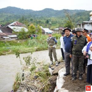 Bupati Solok Capt. H. Epyardi Asda Kunjungi Korban Banjir di Nagari Salimpek dan Talang Babungo