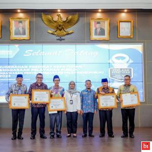 Bupati Solok Capt. H. Epyardi Asda Mendapat Predikat Terbaik se-Sumatera Barat