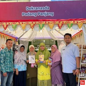 Dekranasda dan UMKM Unggulan Padang Panjang Hadir di Minang Creft 2022