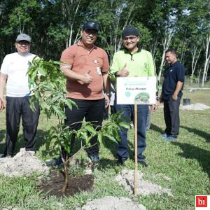 Dinas LH bersama BPJS Ketenaga Kerjaan Lakukan Penanaman Pohon di Lokasi Hutan Kota