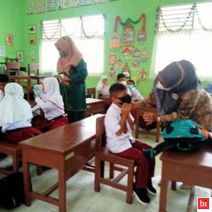 Dua Anggota DPRD Pasaman Tinjau Sekolah Dengan PBM Tatap Muka