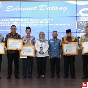 Gubernur Sumatera Barat serahkan Penghargaan  dari Ombudsman kepada Bupati Sabar AS