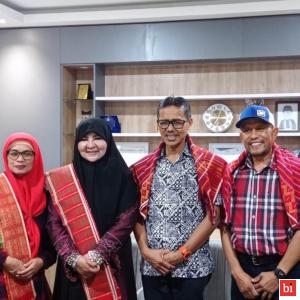 Hj. Nevi Zuairina Diberi Gelar  Boru Sitepu Pada Pemberian Gelar oleh Keluarga Besar Muslim Karo kepada Prof. Irwan Prayitno