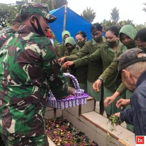 HUT Ke- 75, Persit KCK Kodim 0319/Mentawai Ziarah ke Pemakaman Anggota TNI
