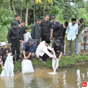 Lepas 8.000 Ekor Bibit Nila di Simawang, Gubernur Mahyeldi Juga Respons Usulan Pengerasan Jalan untuk Akses Pertanian