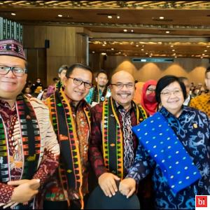 Sekretaris Hansastri Serahkan Buku Rencana Kerja Daerah IFNET 2030 Provinsi Sumbar