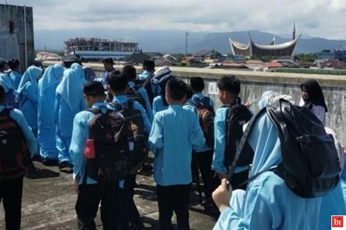 Sirine Gempa dan Tsunami Berbunyi, 800-an Siswa SMPN 25 Padang Menyelamatkan Diri
