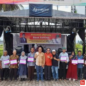 Ketua DPRD Sumbar Serahkan Sapi dan Ratusan Itik untuk Warga Payakumbuh